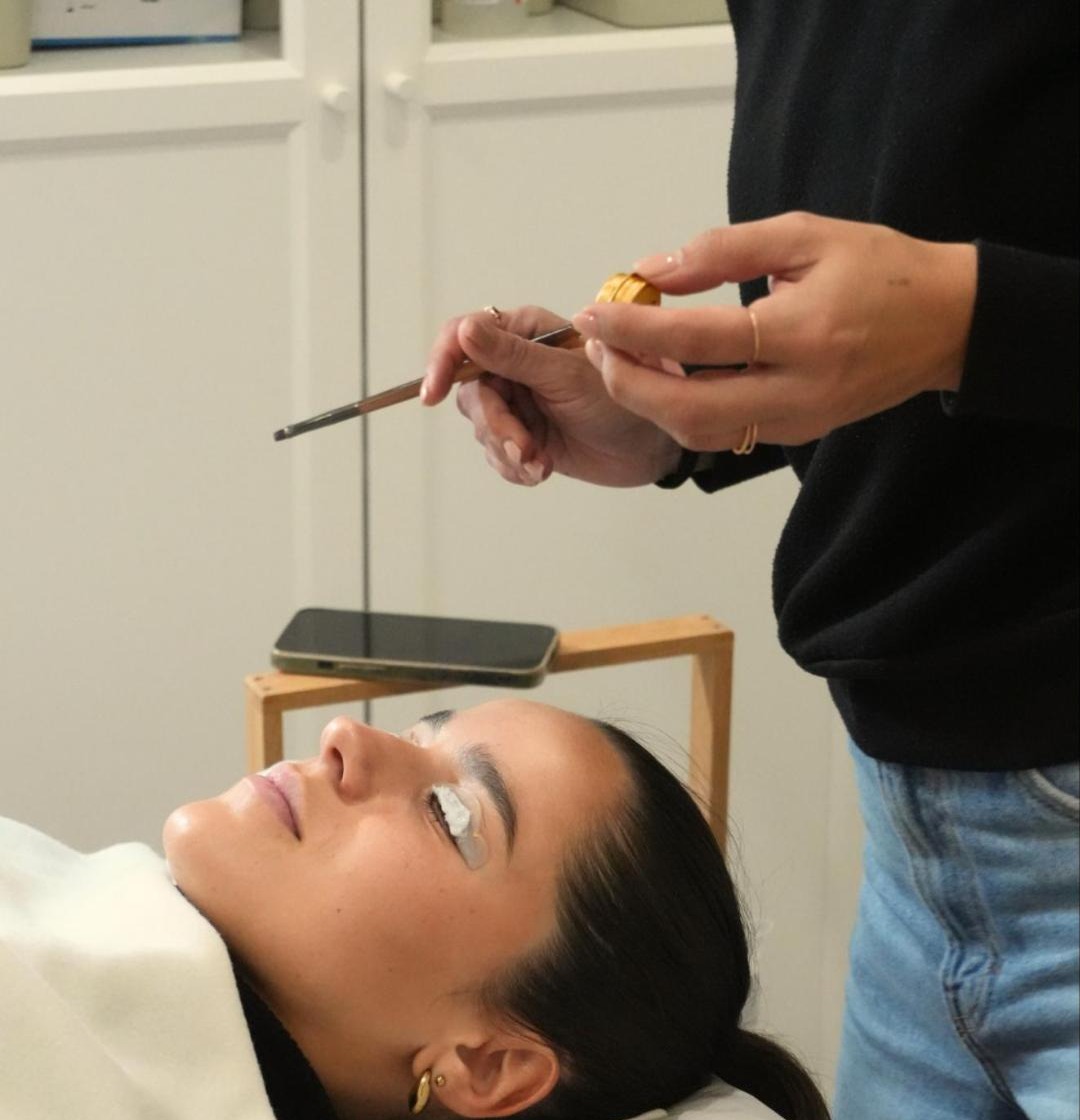 Lash designer a fazer lifting de pestanas a uma cliente